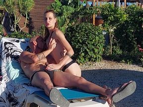 Grabando nuestras escapadas para guarrear al aire libre, pareja de cachondos de vacaciones!